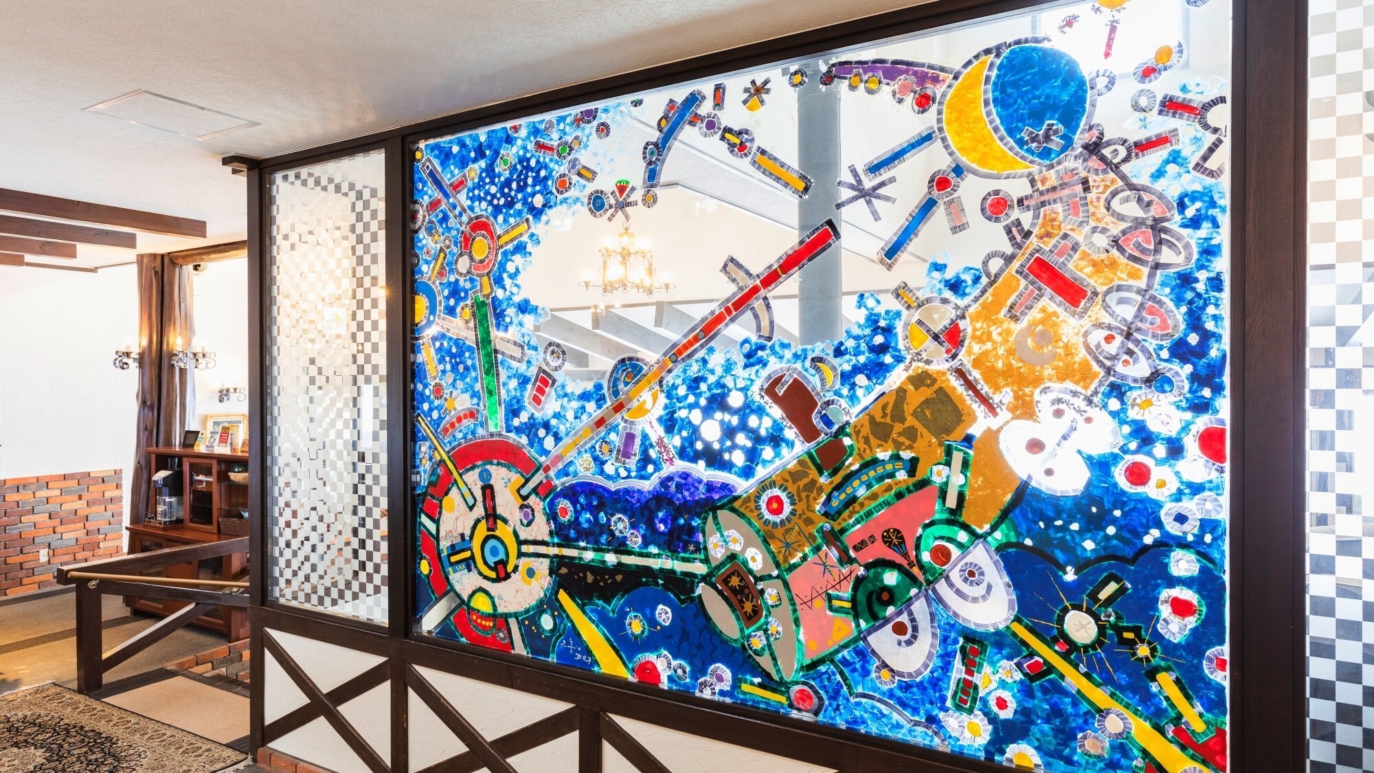 【レストラン】「ダイニング」華やかなステンドグラスと絵画で皆さまをお出迎え。