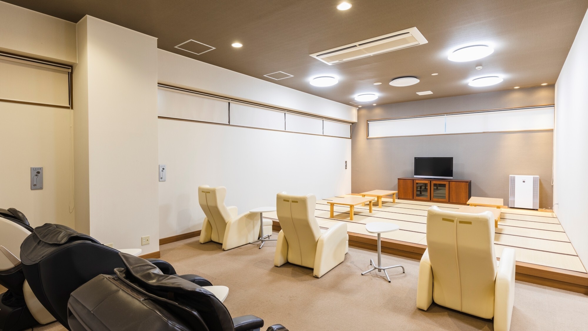 【館内施設】「リラックススペース」リクライニングシート、マッサージチェアをご自由にご利用できます。