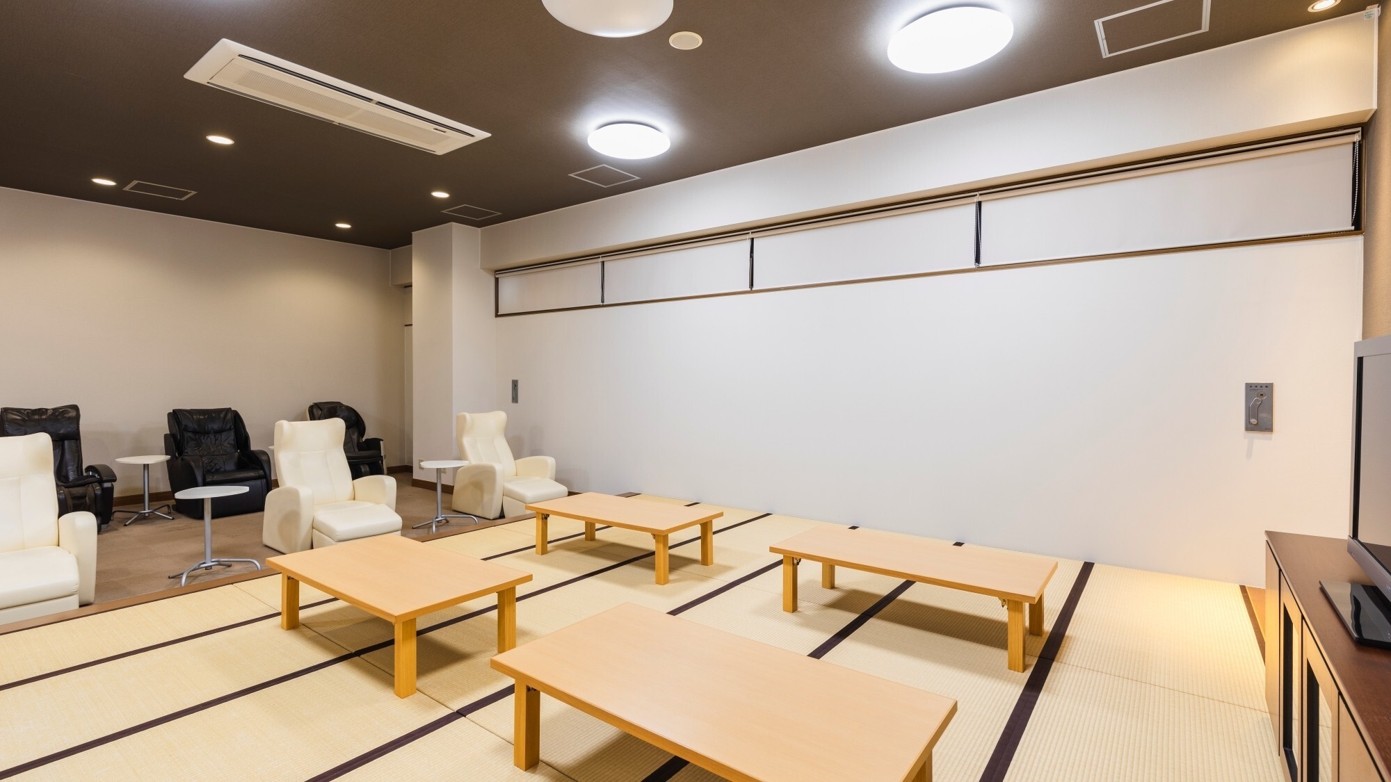 【館内施設】「リラックススペース」リクライニングシート、マッサージチェアをご自由にご利用できます。