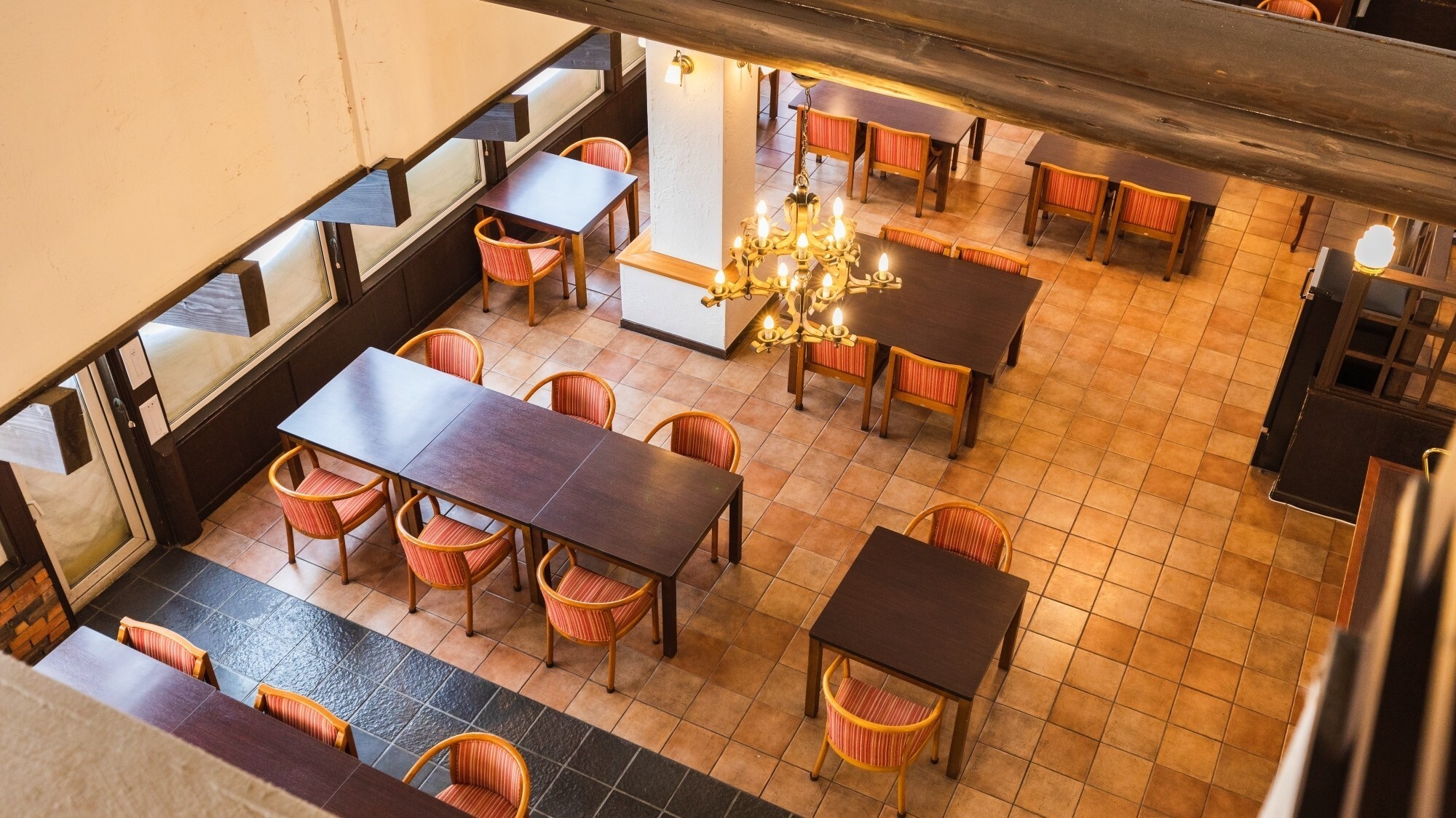 【レストラン】「ダイニング」温かな灯と木のぬくもりに包まれた空間で美食を楽しむひと時を。