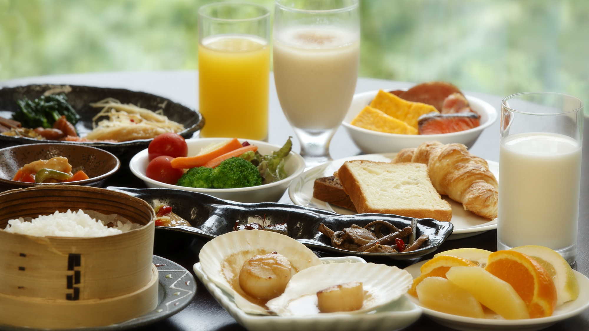 【ご朝食一例】地元農家の野菜や坂本養鶏の卵を使った料理等、体が元気に目覚める朝食をご用意いたします。