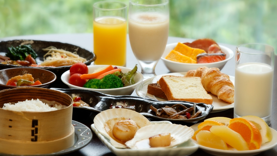 【ご朝食一例】地元農家の野菜や坂本養鶏の卵を使った料理等、体が元気に目覚める朝食をご用意いたします。