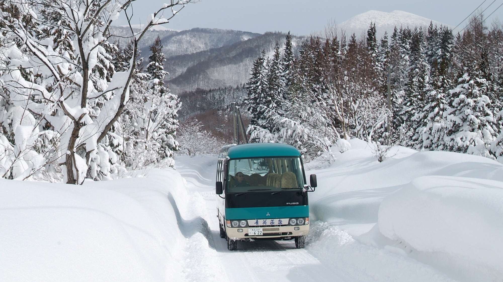 *【送迎バス】雪深い山道をバスが進んでいきます。麓からはこちらをご利用下さい。