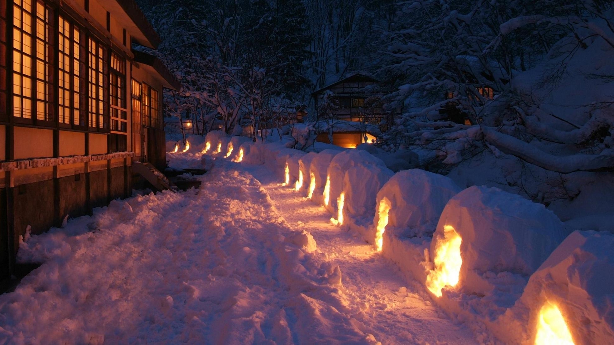 *【かまくら】期間限定の雪の芸術。幻想的な光をお楽しみ下さい。