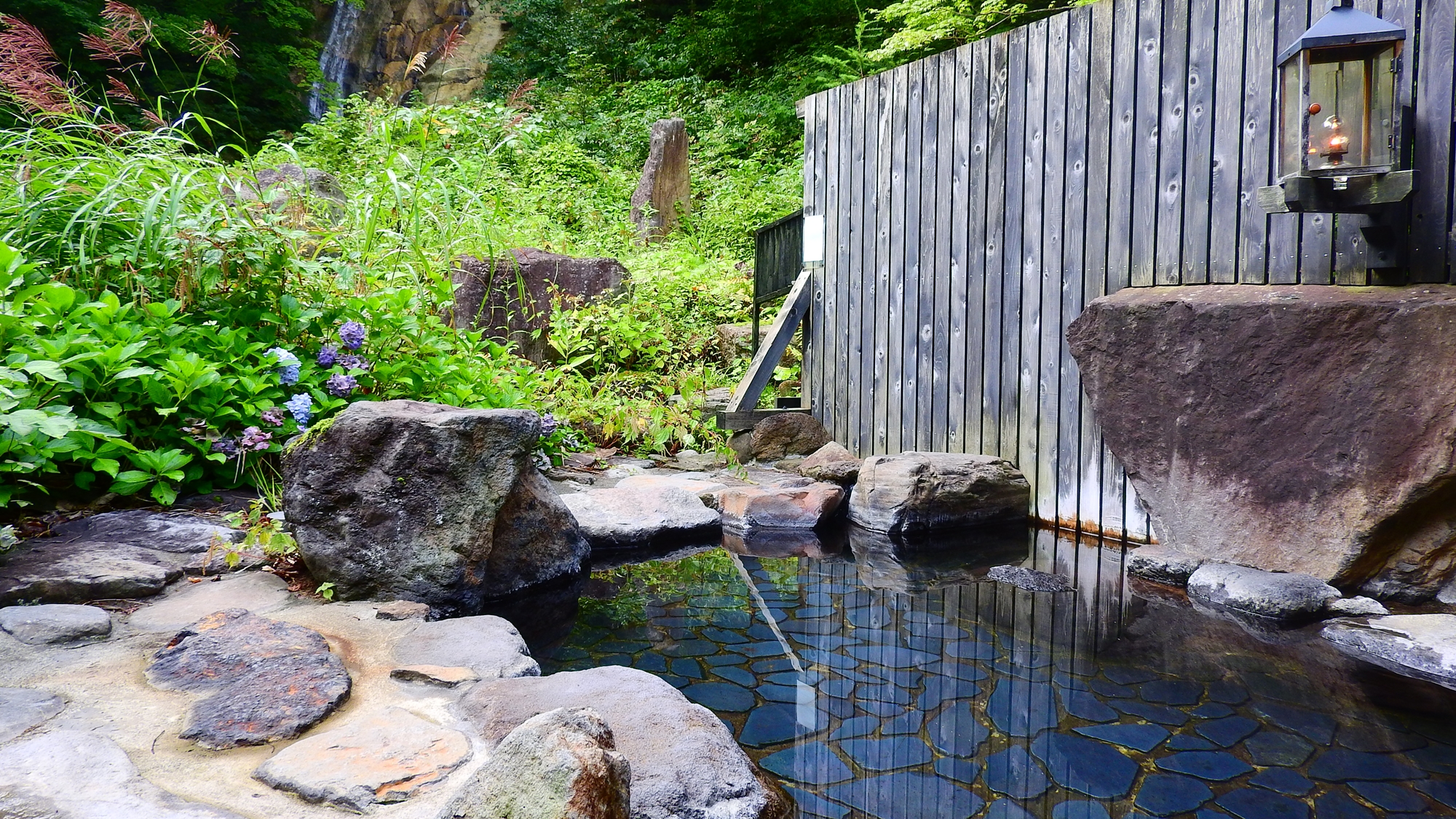 *【滝見の湯】竜神の滝は露天風呂からご覧頂けます。