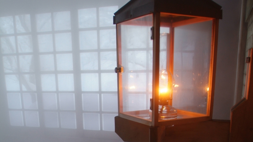 *【健六の湯】総ヒバ造りのお風呂…ランプの温かな光が照らします。