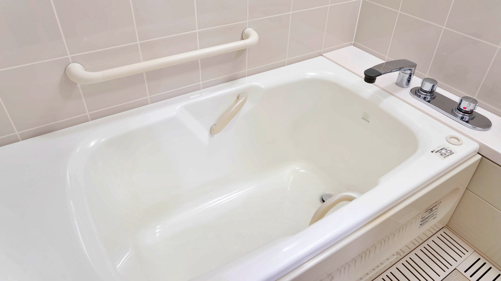 【あし】ゆとりのあるユニットバスもお部屋の中に併設。