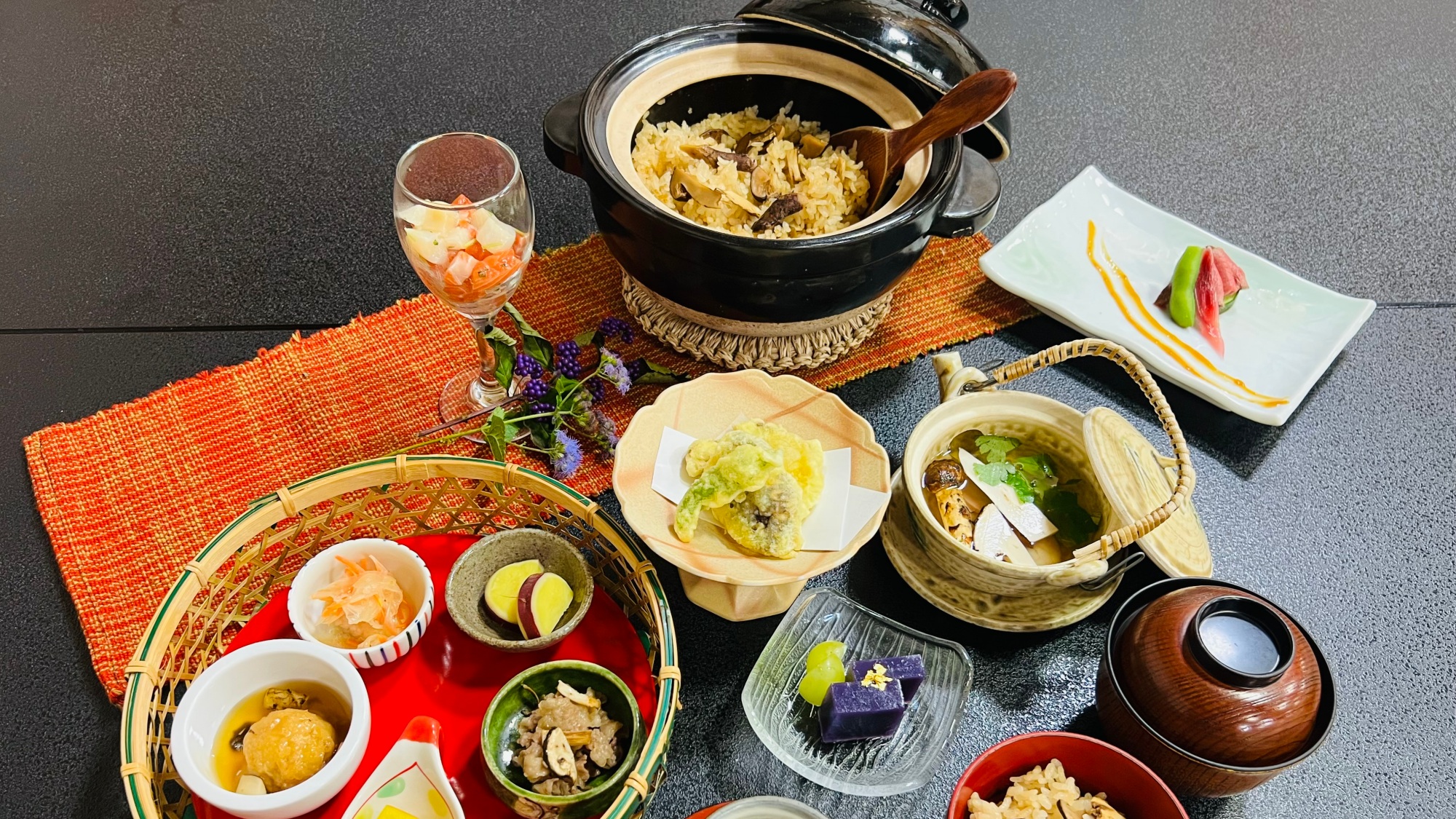 地元川島産の松茸を使用した松茸尽くし料理プラン。上質で香りの高い、川島産松茸をご堪能下さいませ。