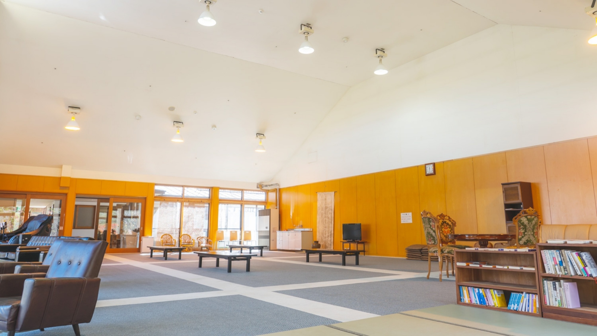 お休み処【長生の間】。解放感溢れる広々としたスペースで湯上り後をゆっくりお過ごし頂けます。