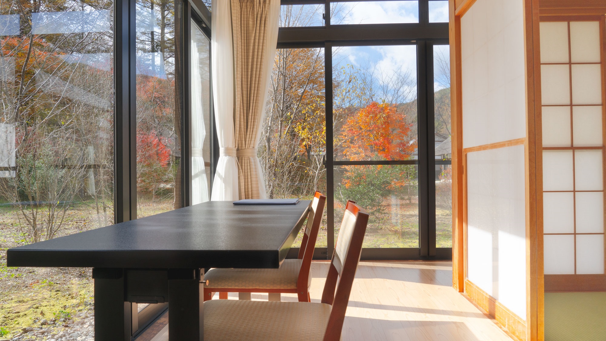 【あさぎり】広々とした縁側のデスクでワーケーションも。