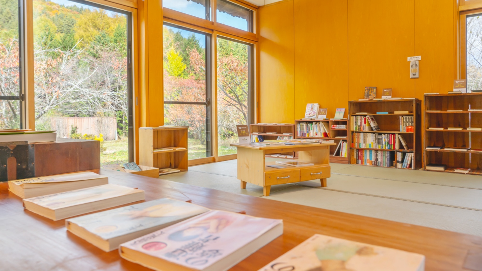 お休み処【長生の間】にはライブラリーも。湯上りに自然の景観の中での読書でリラックス。