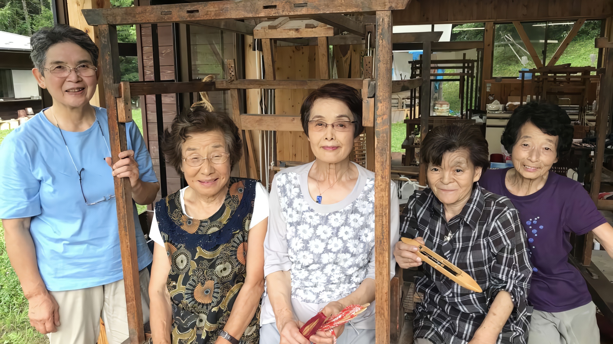 機織りを教えてくれる地元のおかあさんたち。毎週月曜日にはおかあさんたちの機織り姿が見られます。