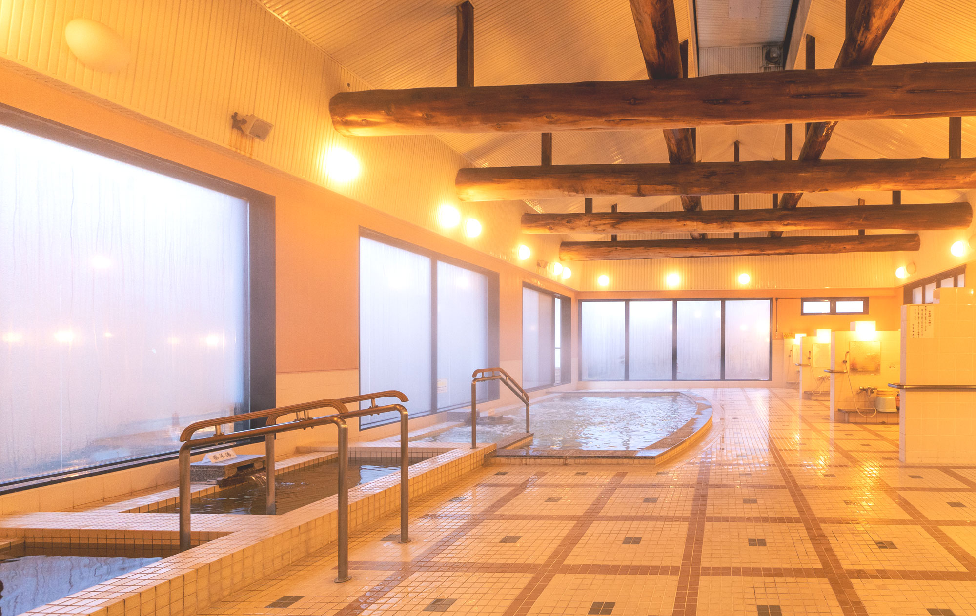 【大浴場】男女風呂ともに太い梁が特徴の浴室には、3種の湯舟とサウナ（水風呂あり）をご用意しております