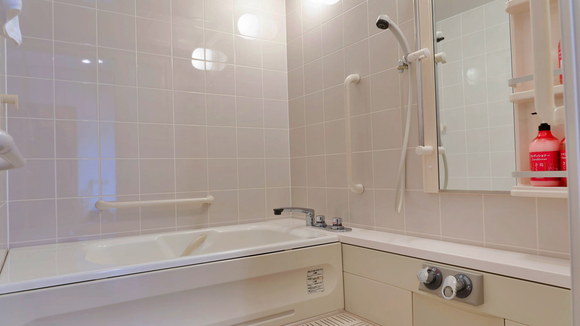 【あし】ゆとりのあるユニットバスもお部屋の中に併設。