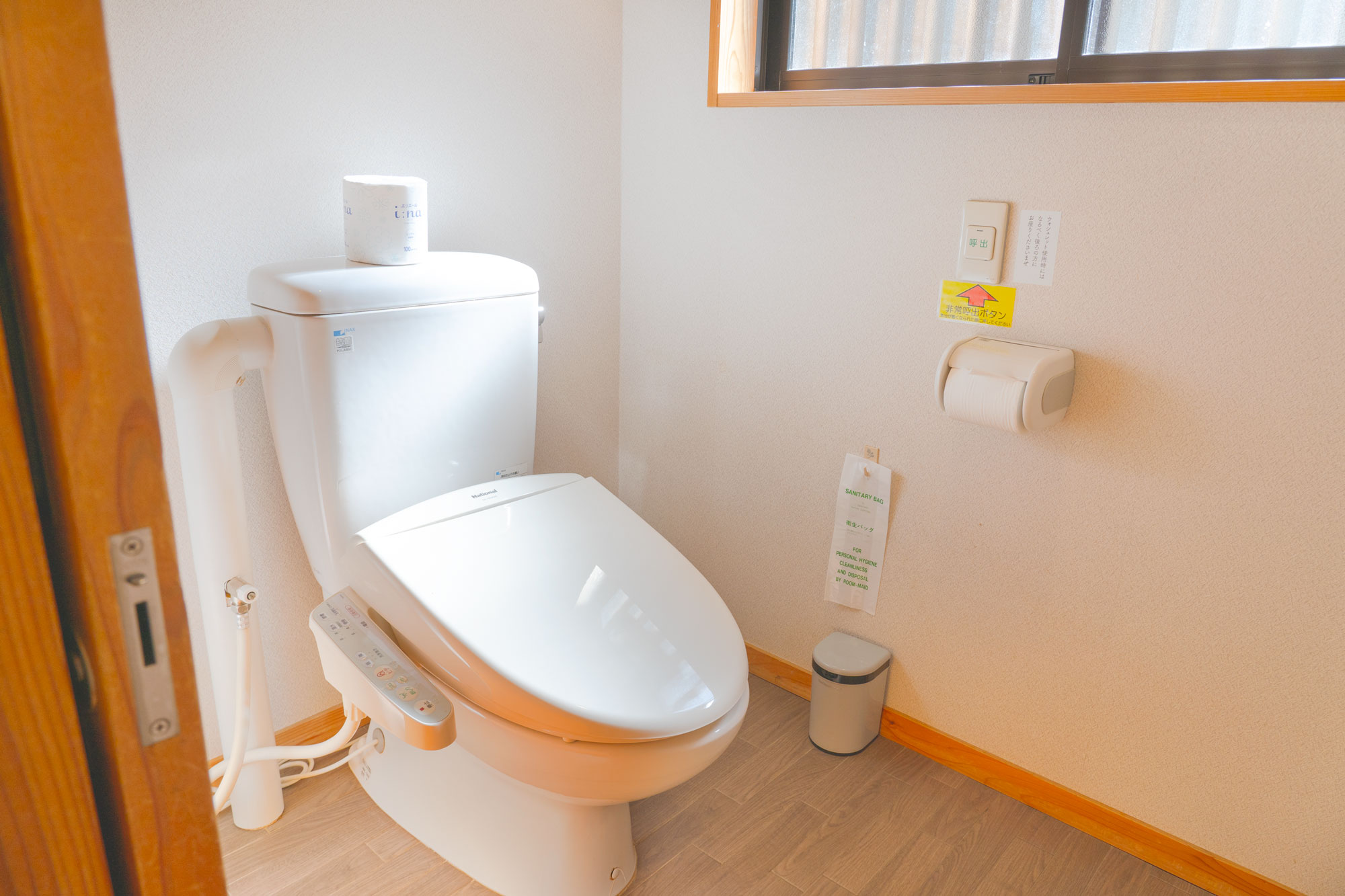 客室【ゆうぎり】のトイレ。当館は全室トイレは独立式、洗浄機完備です。