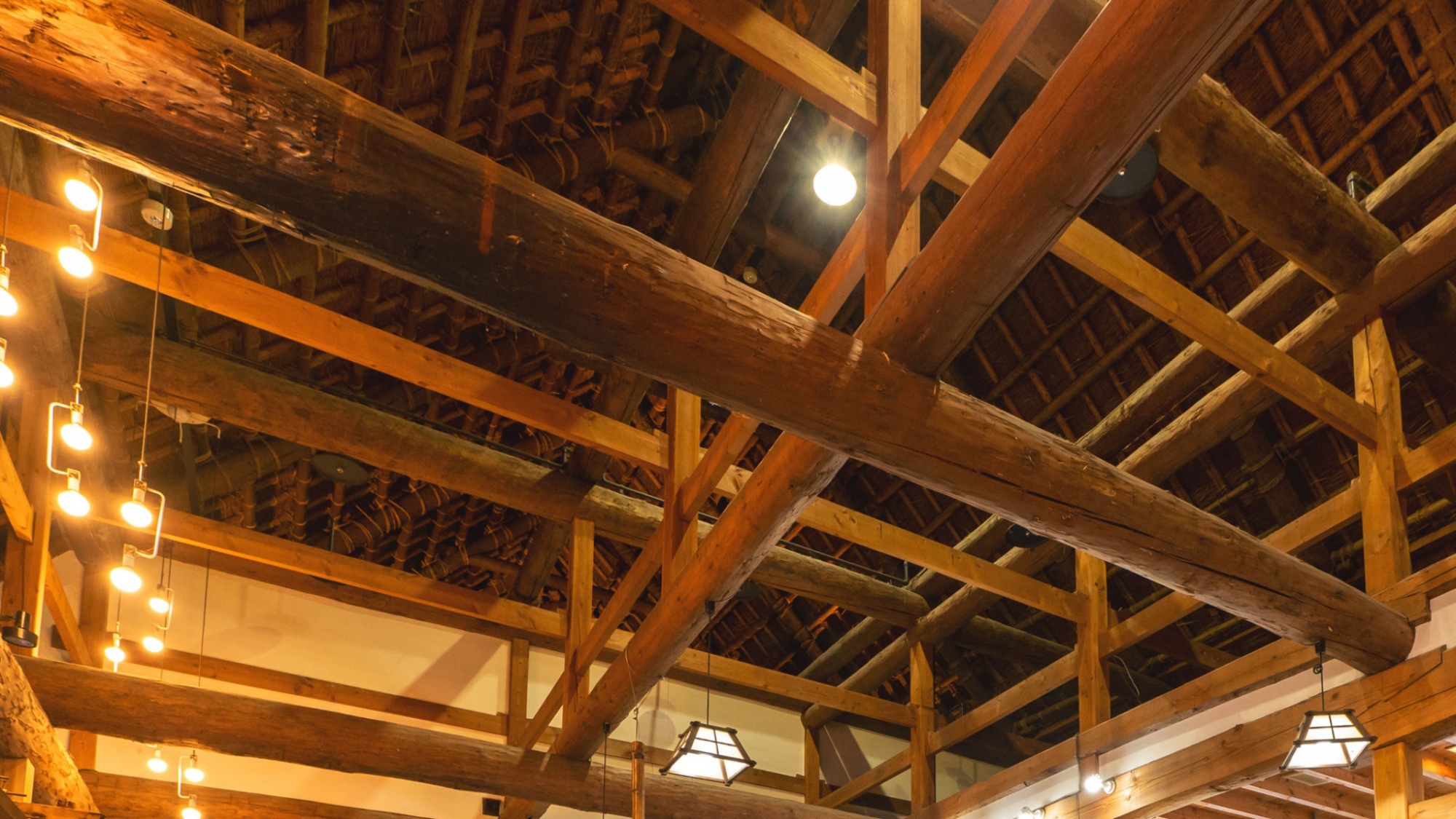 【館内】茅葺きの本館内で頭上を見上げると立派な梁がご覧頂けます