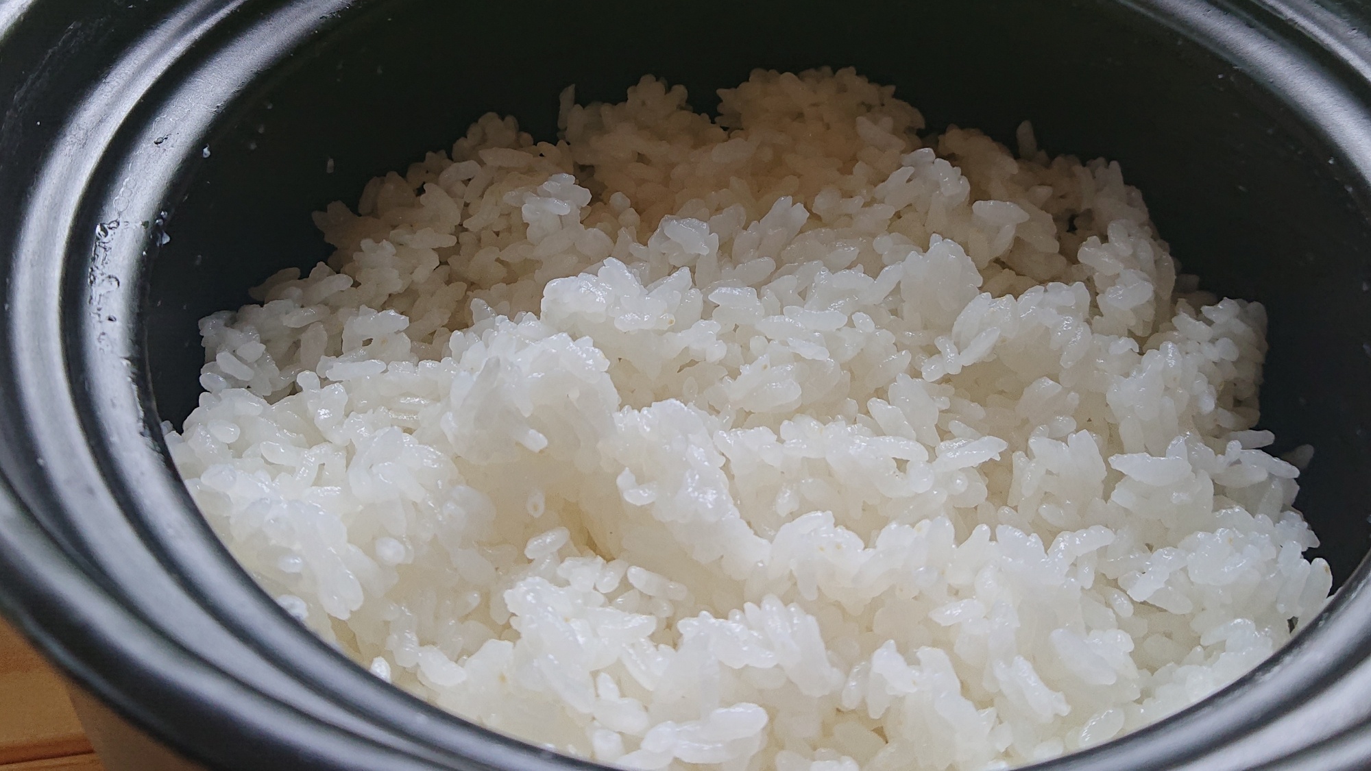 朝食は土鍋ご飯と地元の旬菜を使った和朝食になります。