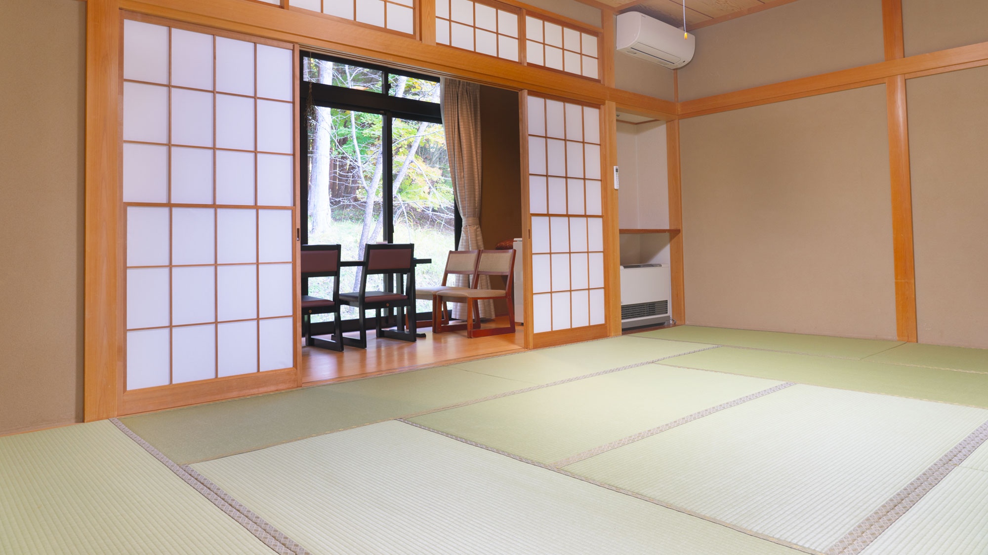 【あし】当館で１部屋のみの12畳和室です。ユニットバスもお部屋の中に併設。