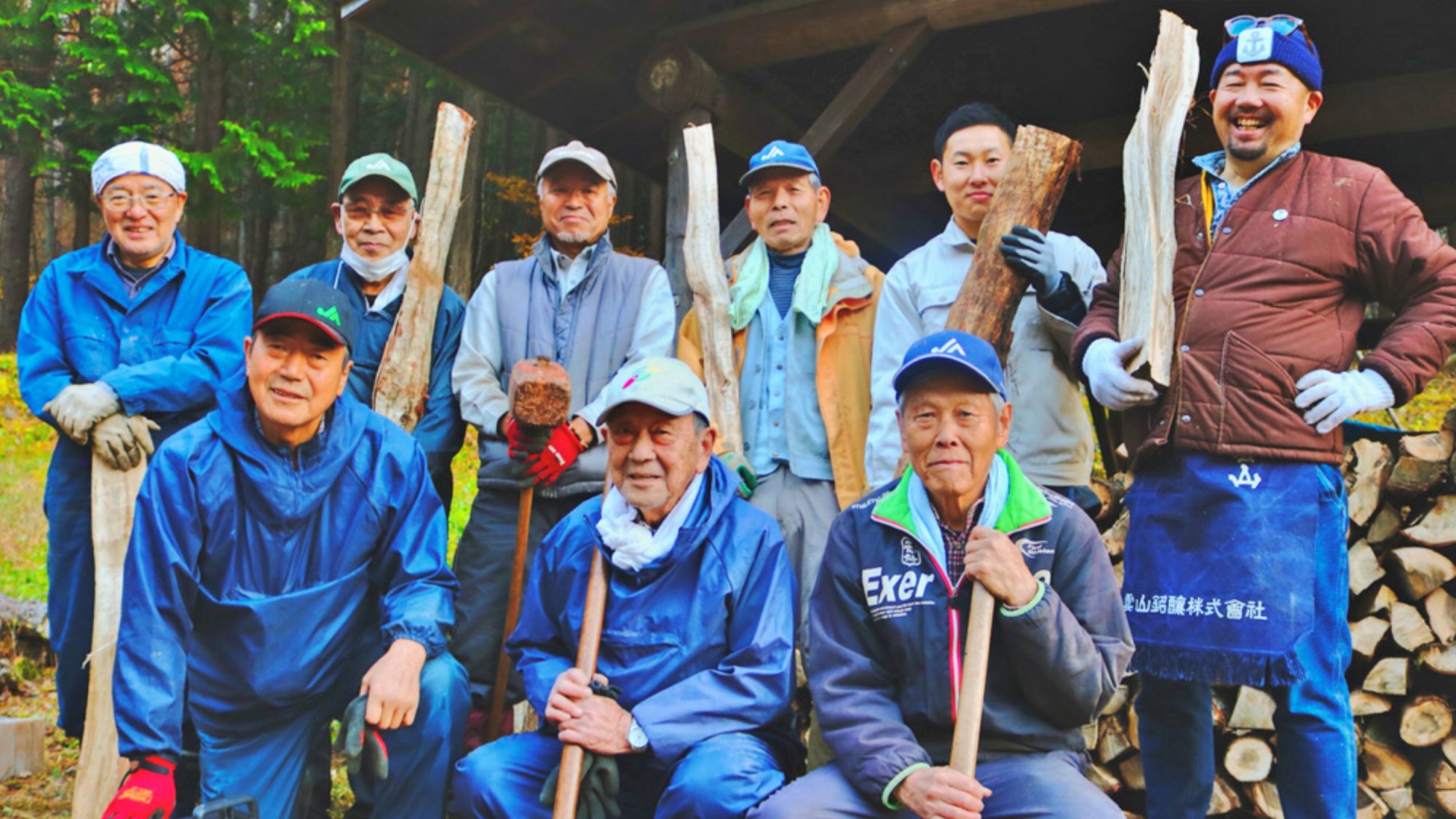 川島の炭焼き（薪をかまで熱して炭にする伝統技術）文化を継承する地元有志のチーム。