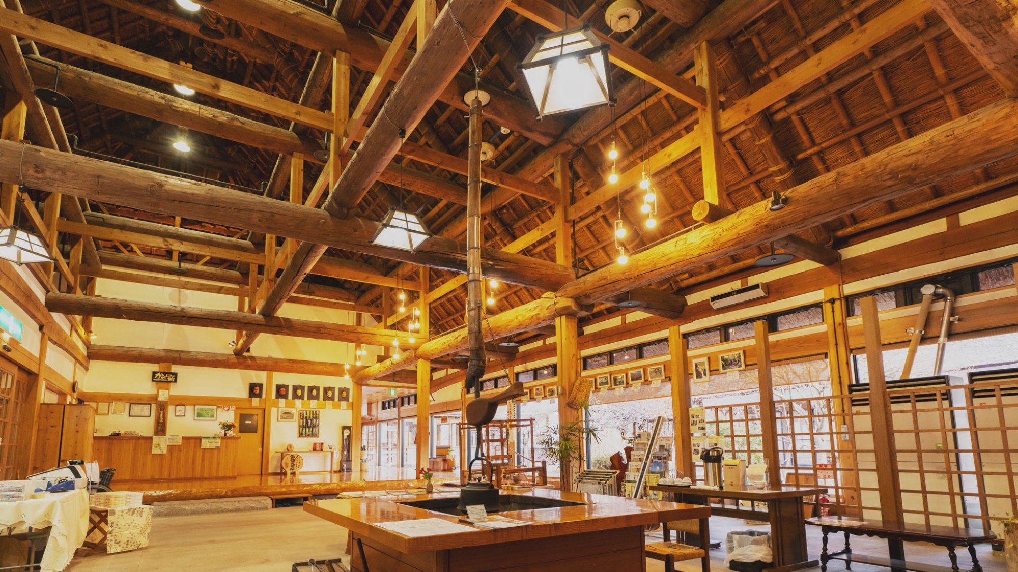 茅葺きの館内には、囲炉裏・そば処・土産店・機織りがございます。