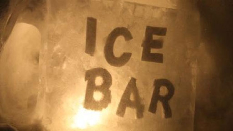 ふらの歓寒村、雪と氷で造ったバーの中でお酒やホットドリンク（ノンアルコールも）が楽しめます。