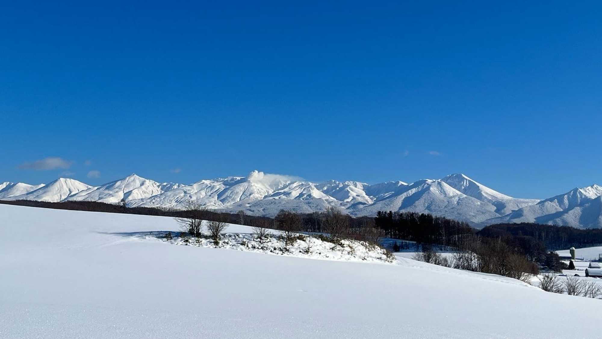 *冬の風景／丘陵地帯と十勝岳連峰を望む景色