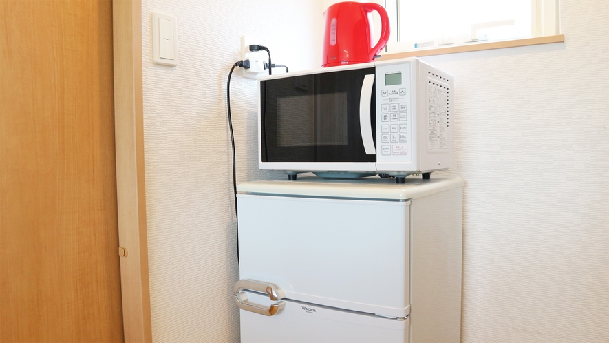 *プライベートハウス／冷蔵庫、電子レンジ、電気ケトル。調理器具も一通り揃えてあります。