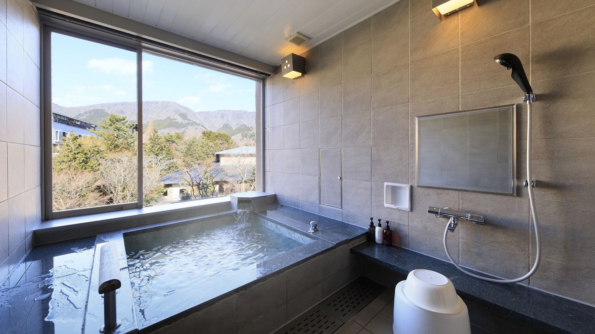 【お日にち限定】温泉内風呂付き客室に無料アップグレード　日本料理・翠香-suikou-／1泊2食付