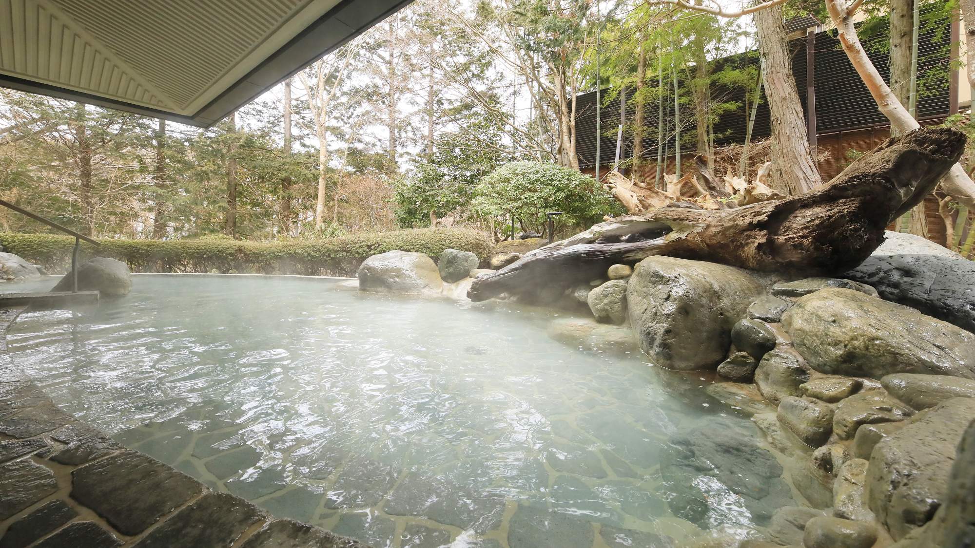 【温泉大浴場「たまゆら」】露天風呂には大涌谷の「にごり湯」を引湯