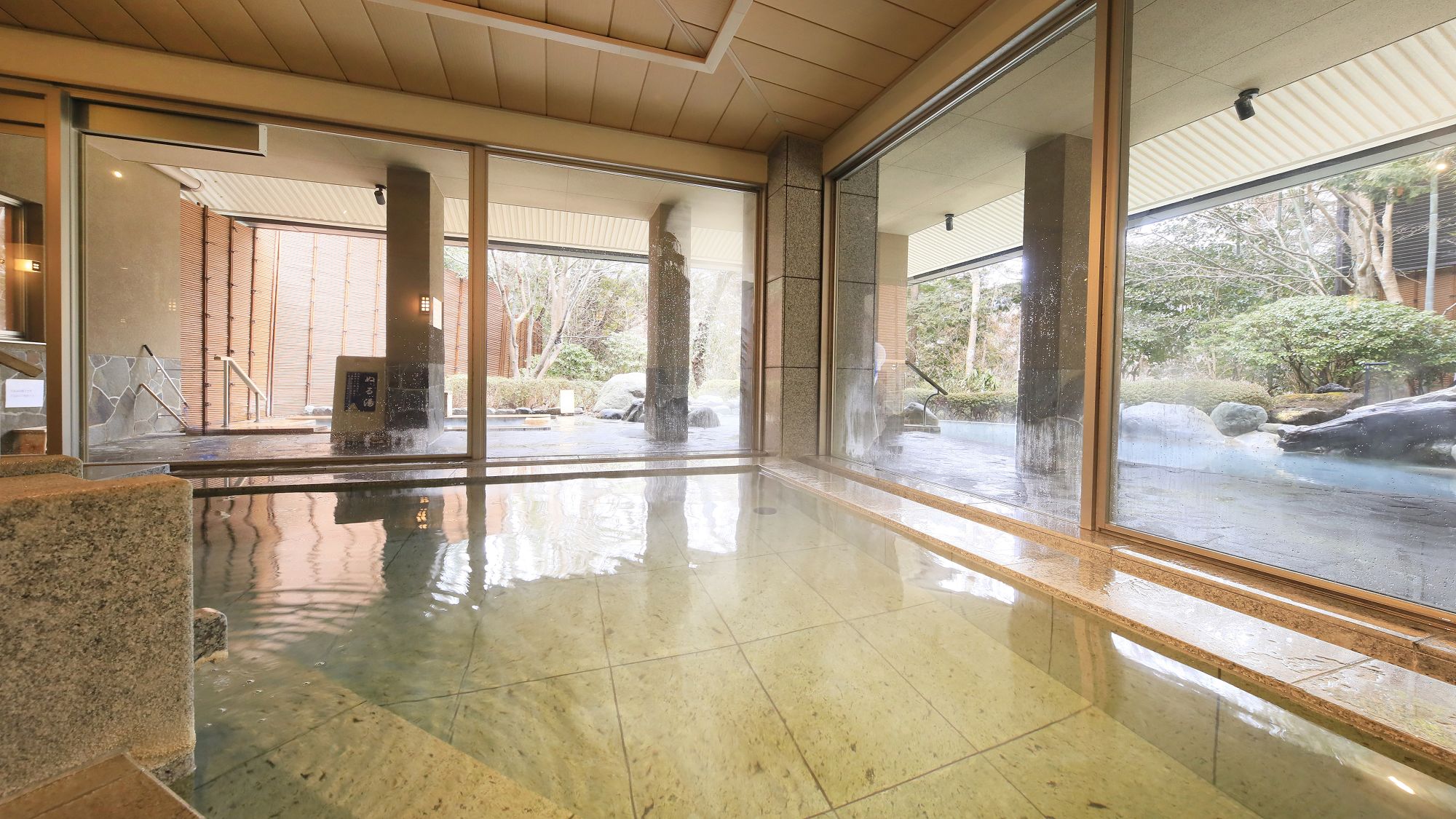 【温泉大浴場「たまゆら」】広々とした内風呂は透明な「単純泉」を引湯