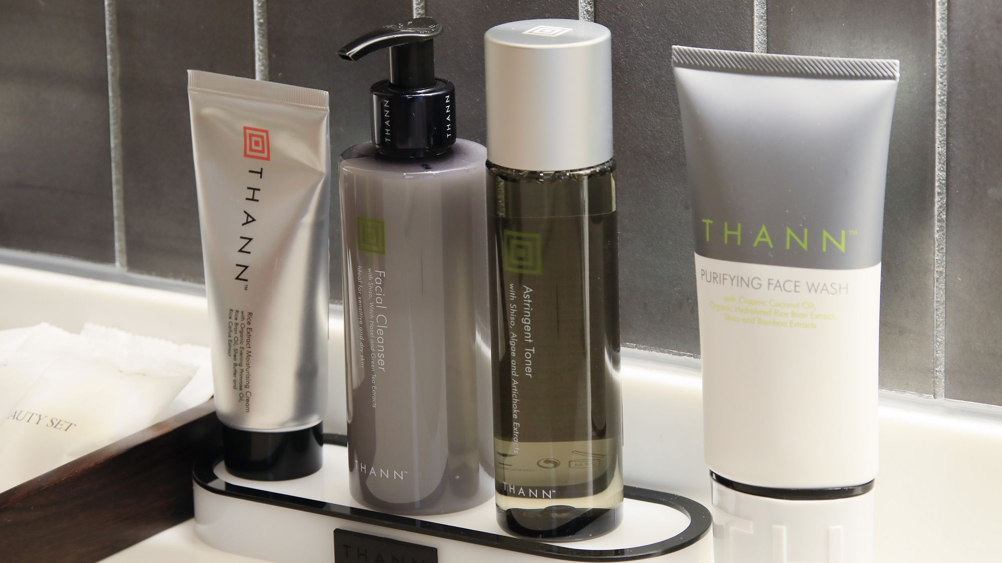 アメニティはタイ生まれのナチュラルスキンケアブランド『THANN（タン）』。