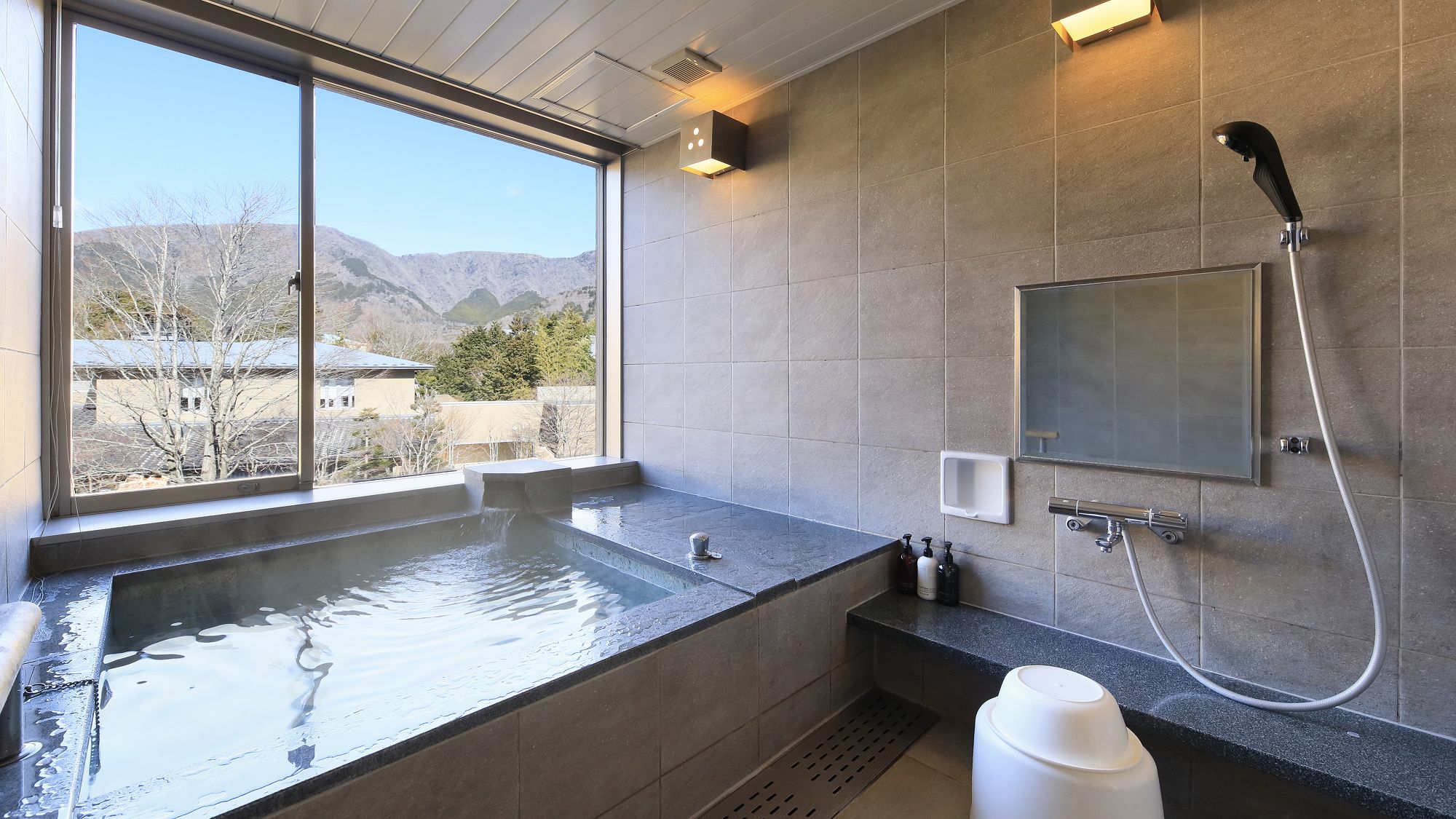 【客室温泉付き・デラックスガーデンビュー】新姥子温泉（透明単純泉）の温泉内風呂