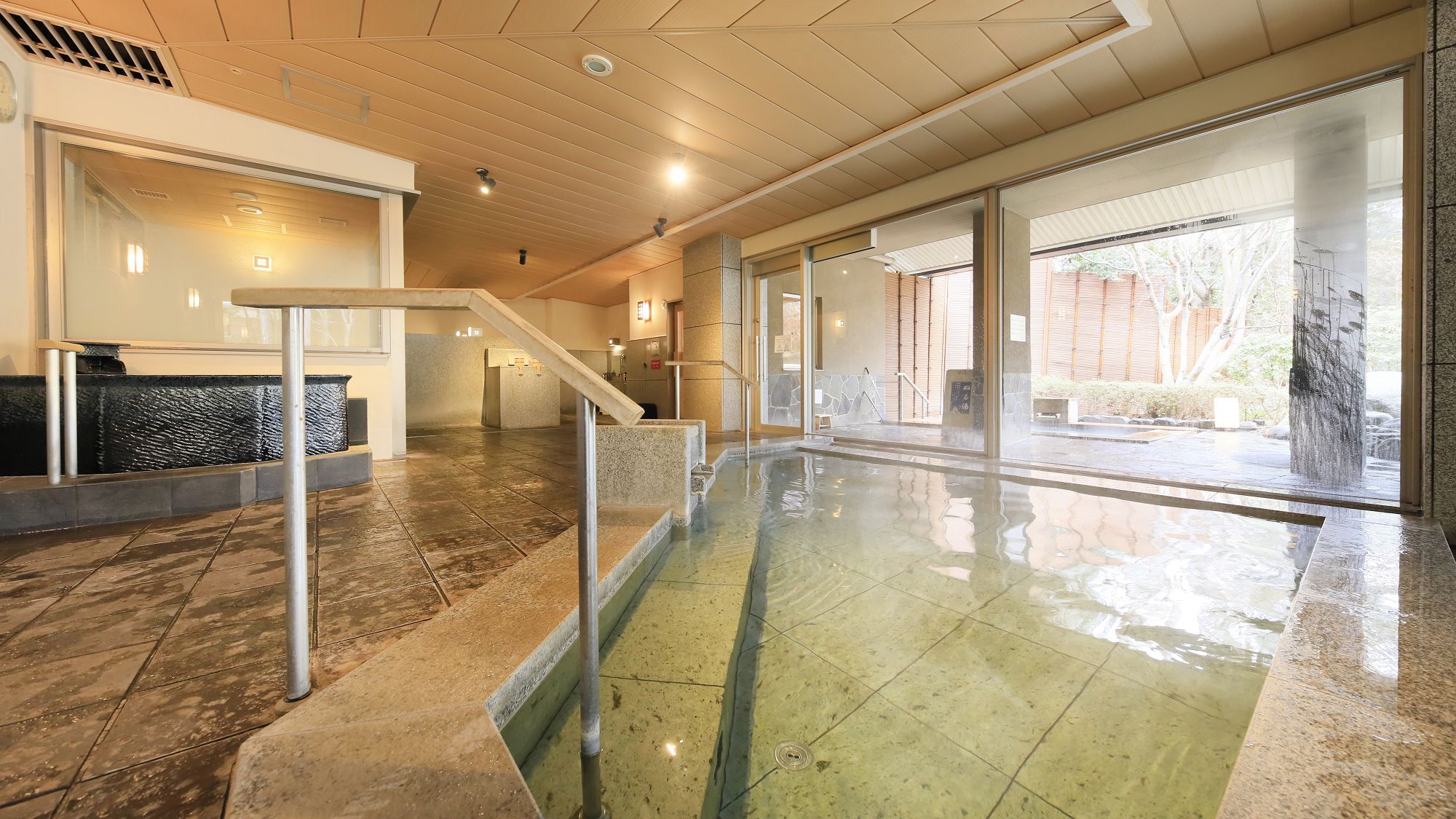 【温泉大浴場「たまゆら」】広々とした内風呂は透明な「単純泉」を引湯