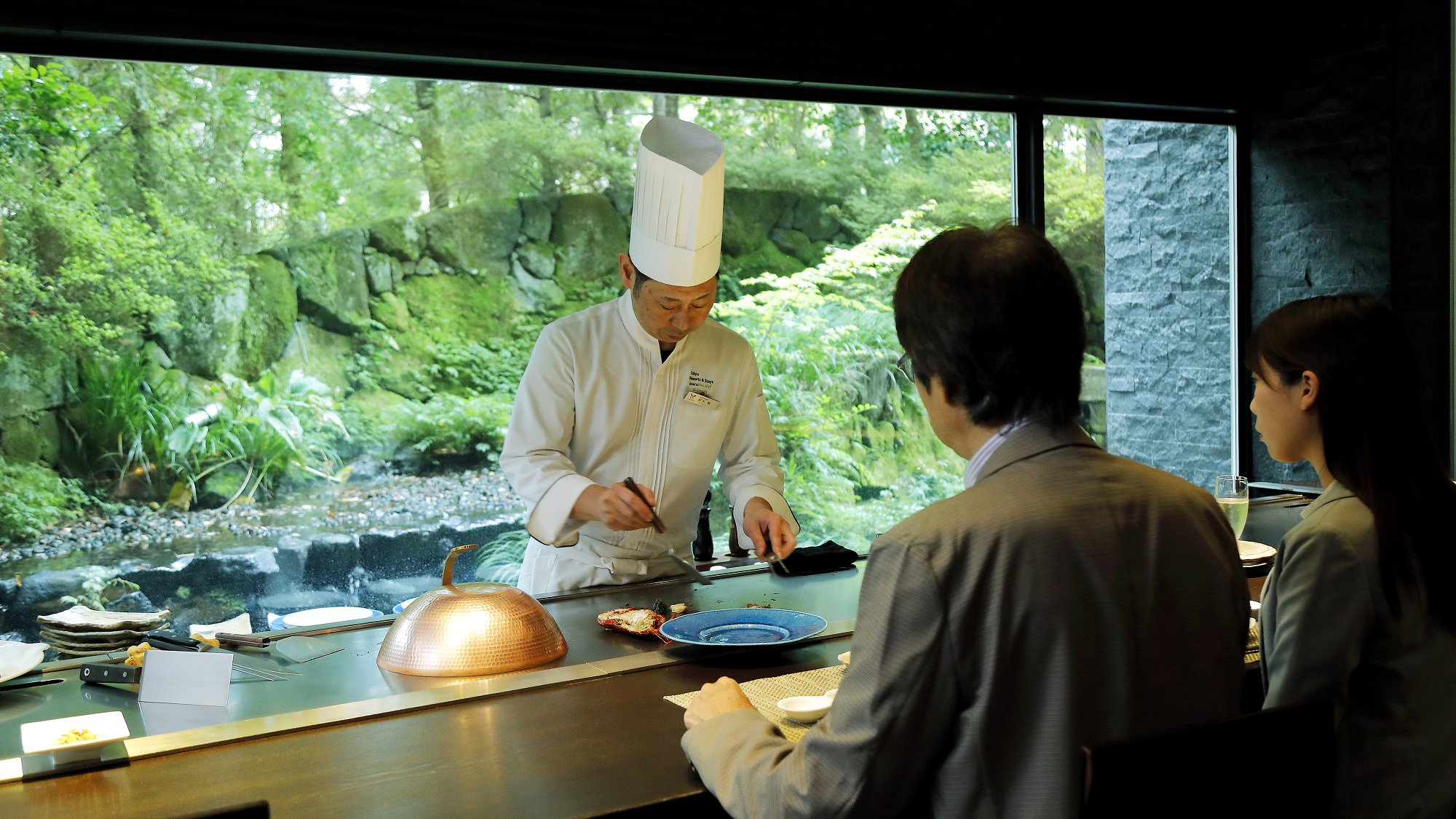 【夕食】カウンター席で贅沢なひとときをお過ごしください。