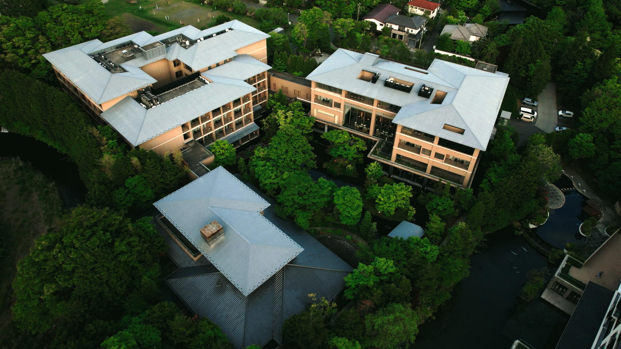 水の景観を生かした約3,000坪の広大な敷地の中に、落ち着いた趣きで佇む癒しのリゾート