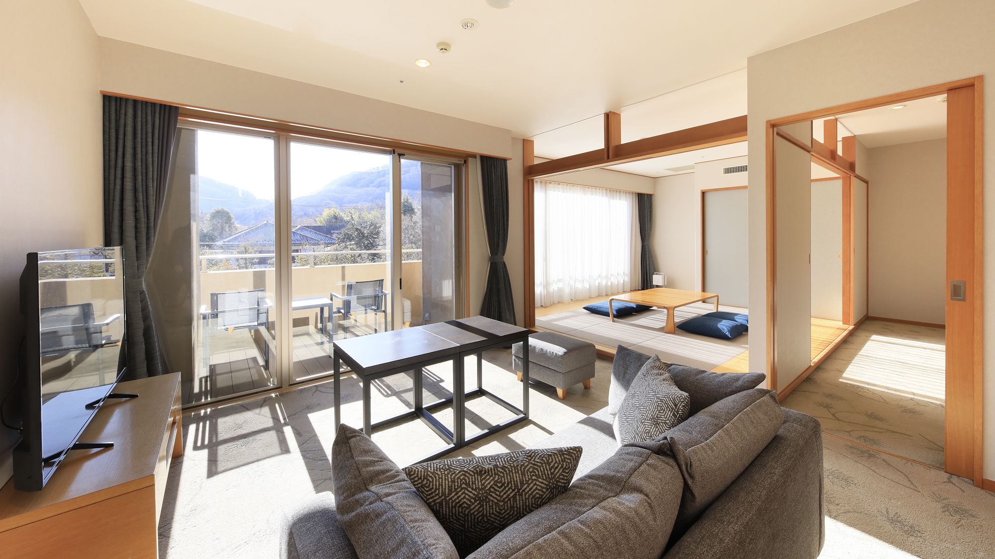 【客室温泉付き・エグゼクティブ和洋】靴を履いたままご利用いただける洋タイプのお部屋