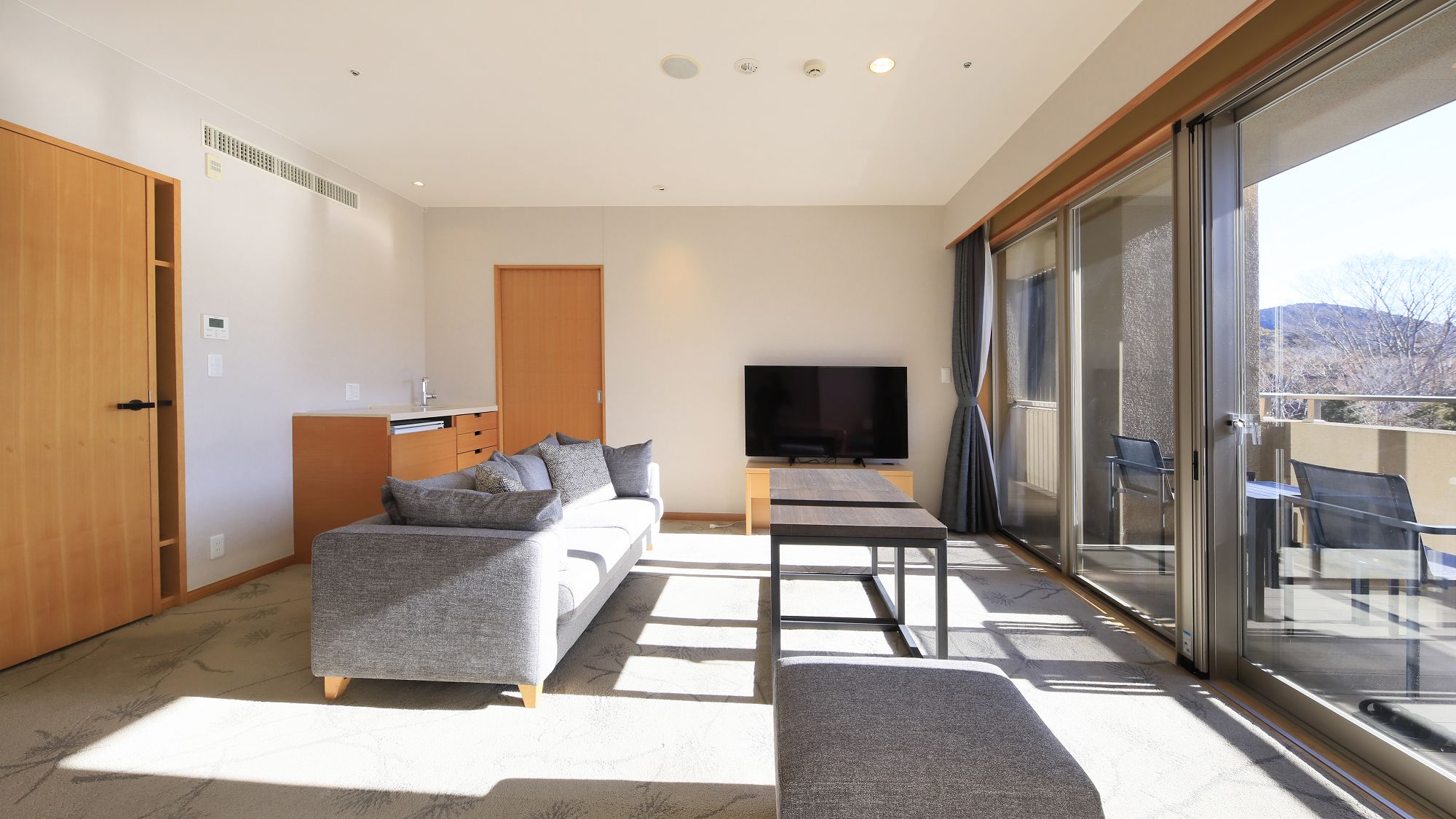 【客室温泉付き・エグゼクティブ和洋】靴を履いたままご利用いただける洋タイプのお部屋