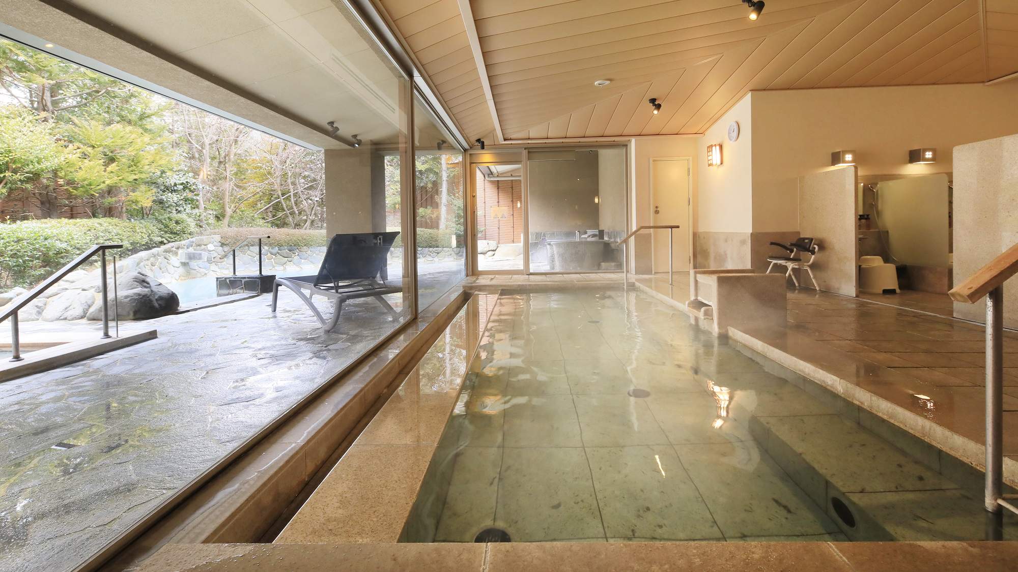 【温泉大浴場「たまゆら」】広々とした内風呂は透明な「単純泉」を引湯