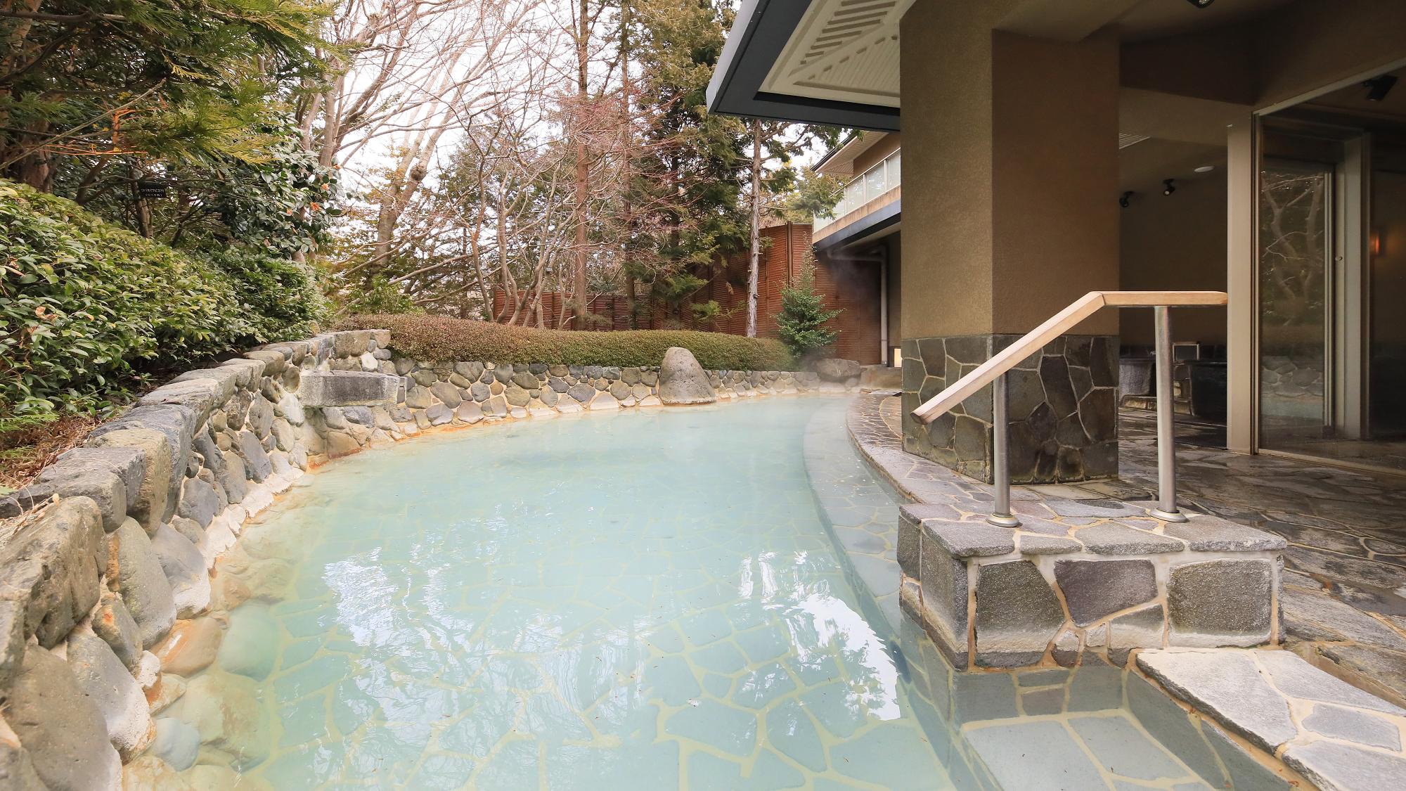 【温泉大浴場「たまゆら」】露天風呂には大涌谷の「にごり湯」を引湯