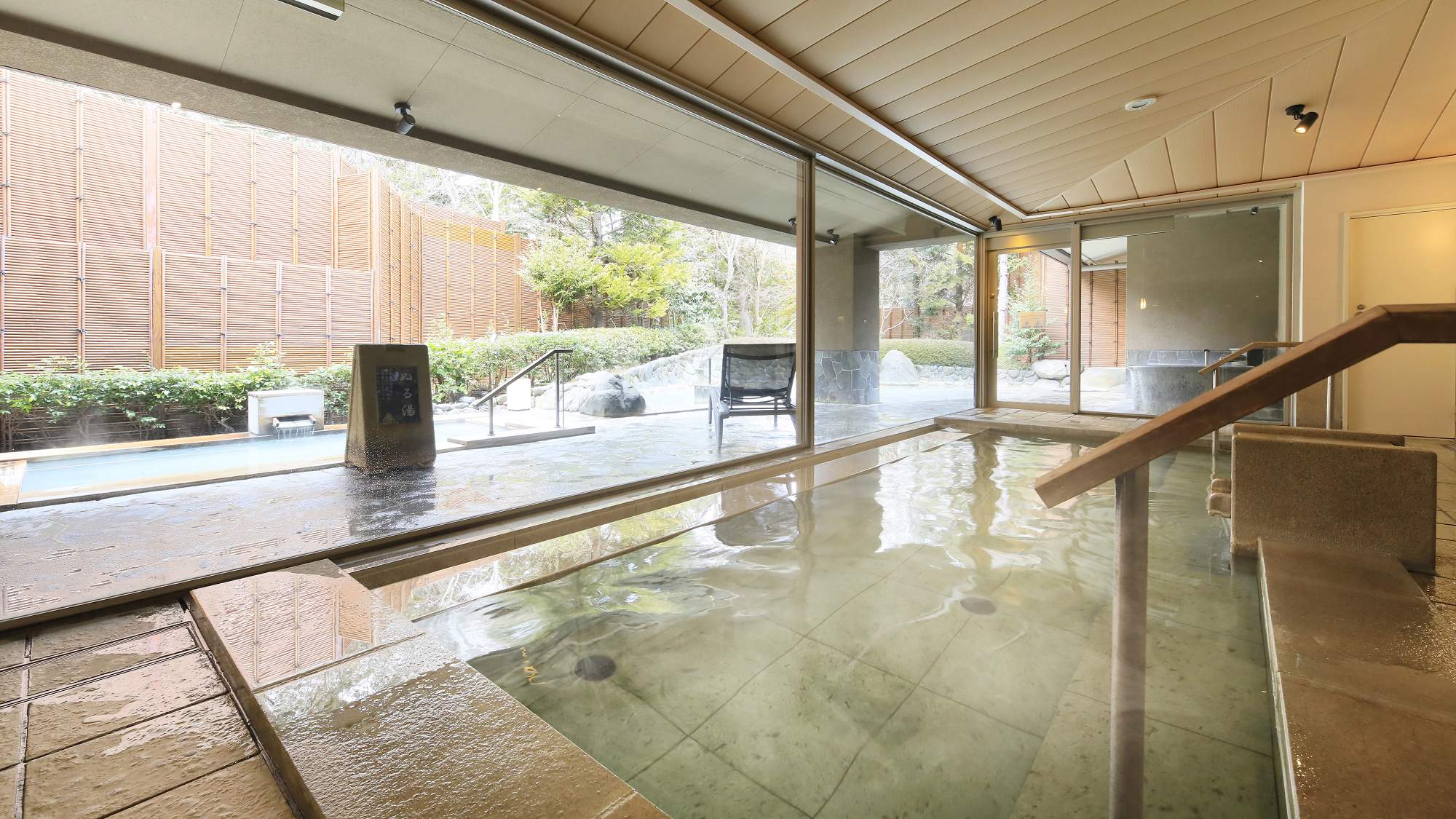 【温泉大浴場「たまゆら」】広々とした内風呂は透明な「単純泉」を引湯