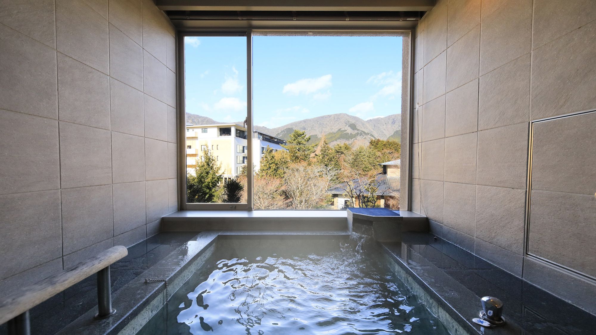 【客室温泉付き・エグゼクティブ和洋】新姥子温泉（透明単純泉）の温泉内風呂