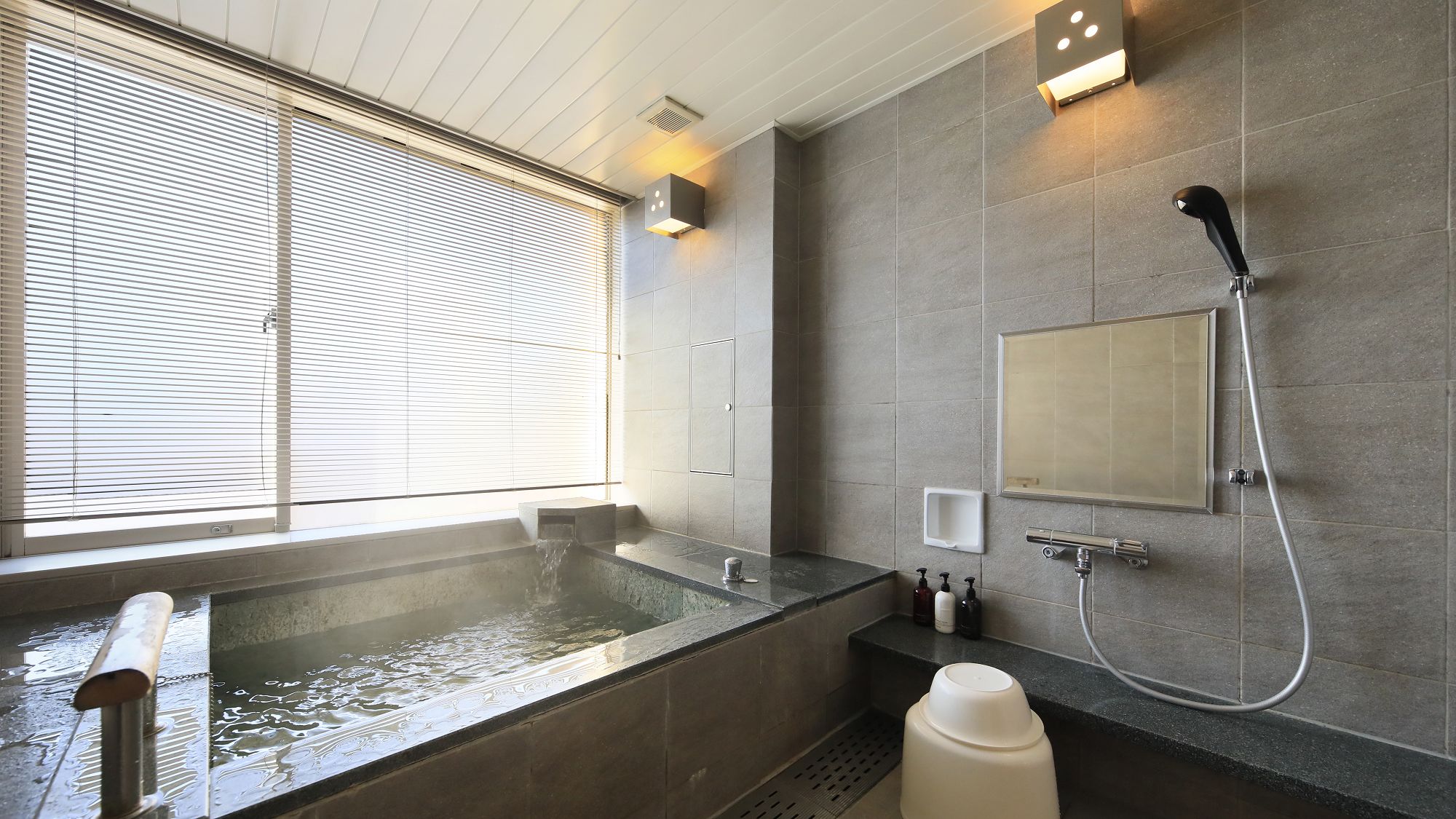 【客室温泉付き・デラックスルーム】新姥子温泉（透明単純泉）の温泉内風呂