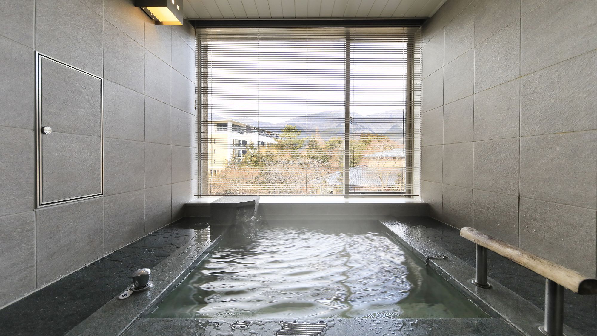 【客室温泉付き・デラックスガーデンビュー】新姥子温泉（透明単純泉）の温泉内風呂