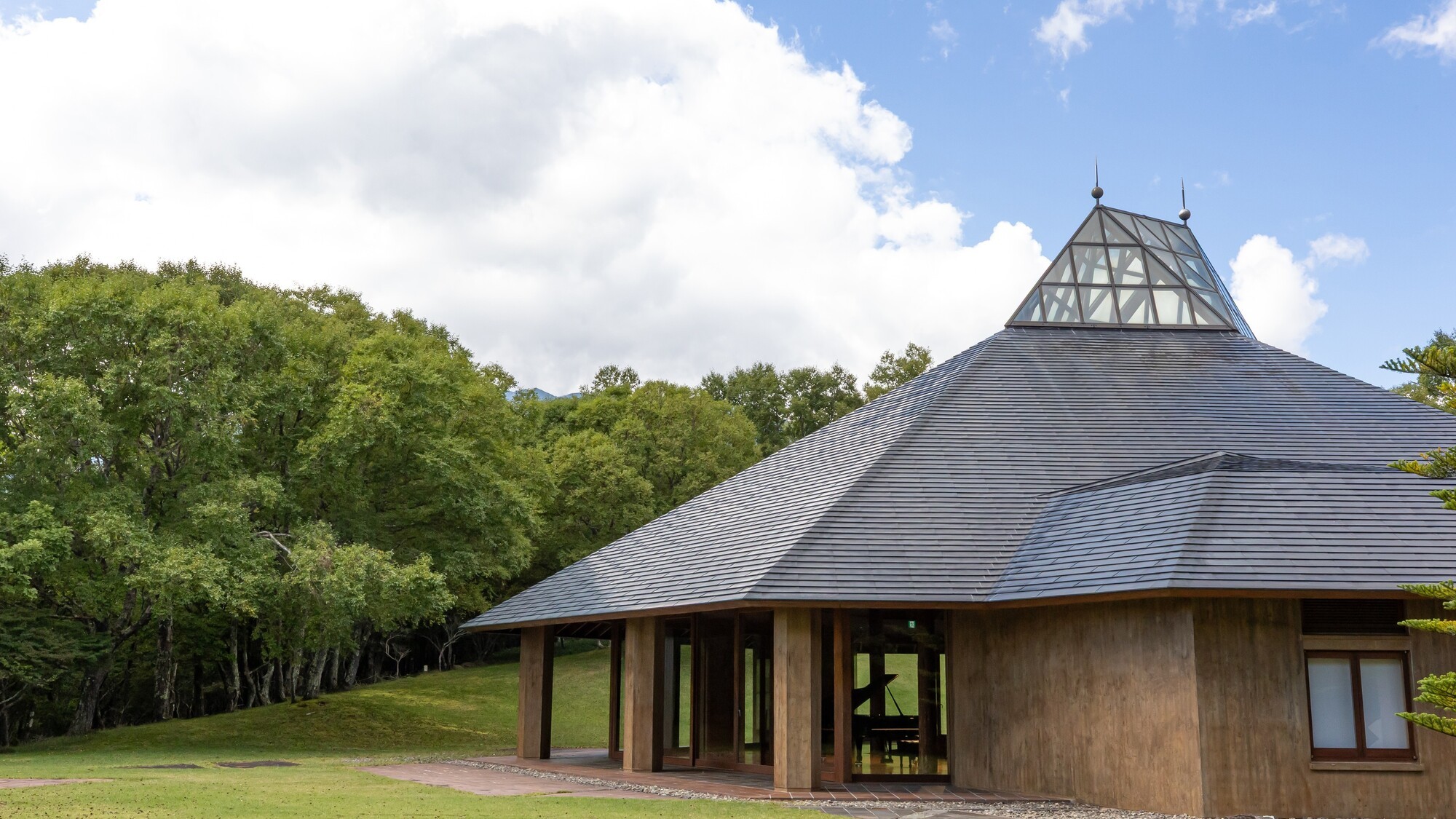 【八ヶ岳高原音楽堂】