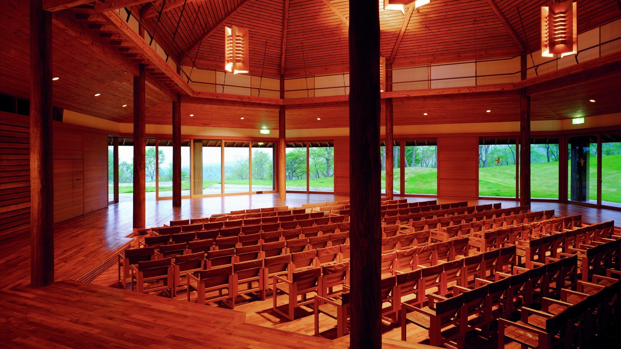 【八ヶ岳高原音楽堂】座席数：250席