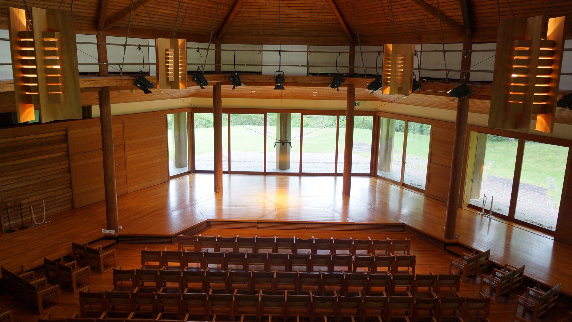 【八ヶ岳高原音楽堂】ホール