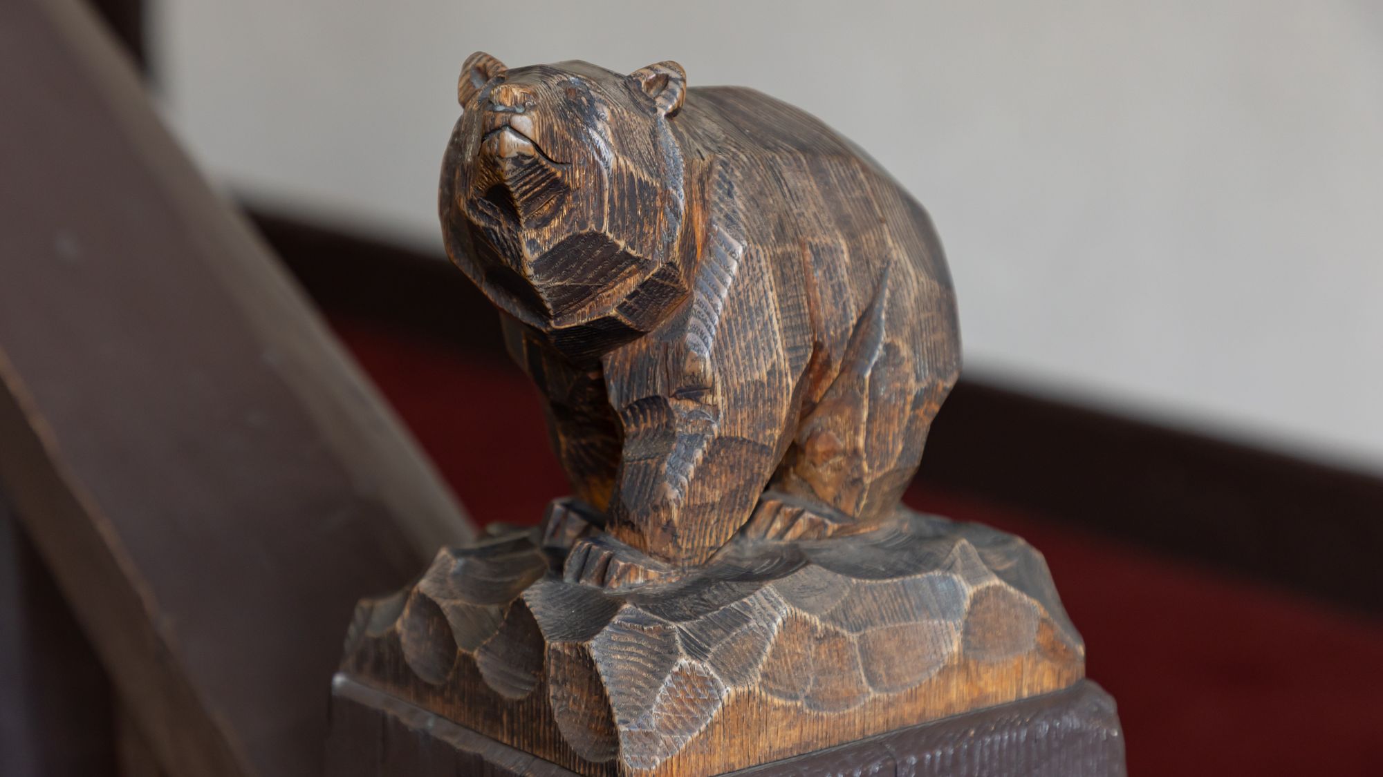 【八ヶ岳高原ヒュッテ】熊の彫り物