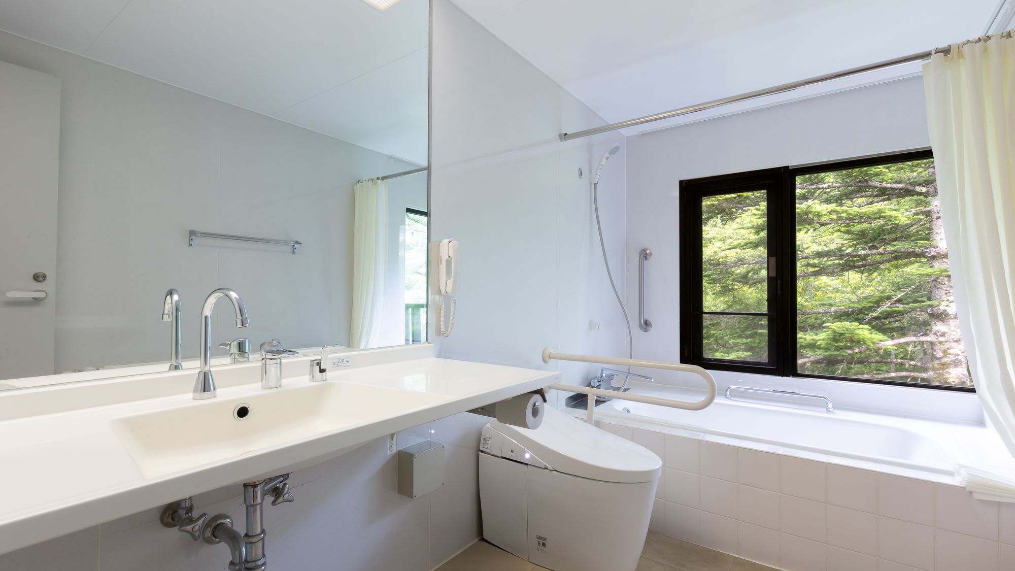 【中央館】デラックスツイン  バスルーム  ／バスルームからも高原らしい景色がご覧いただけます