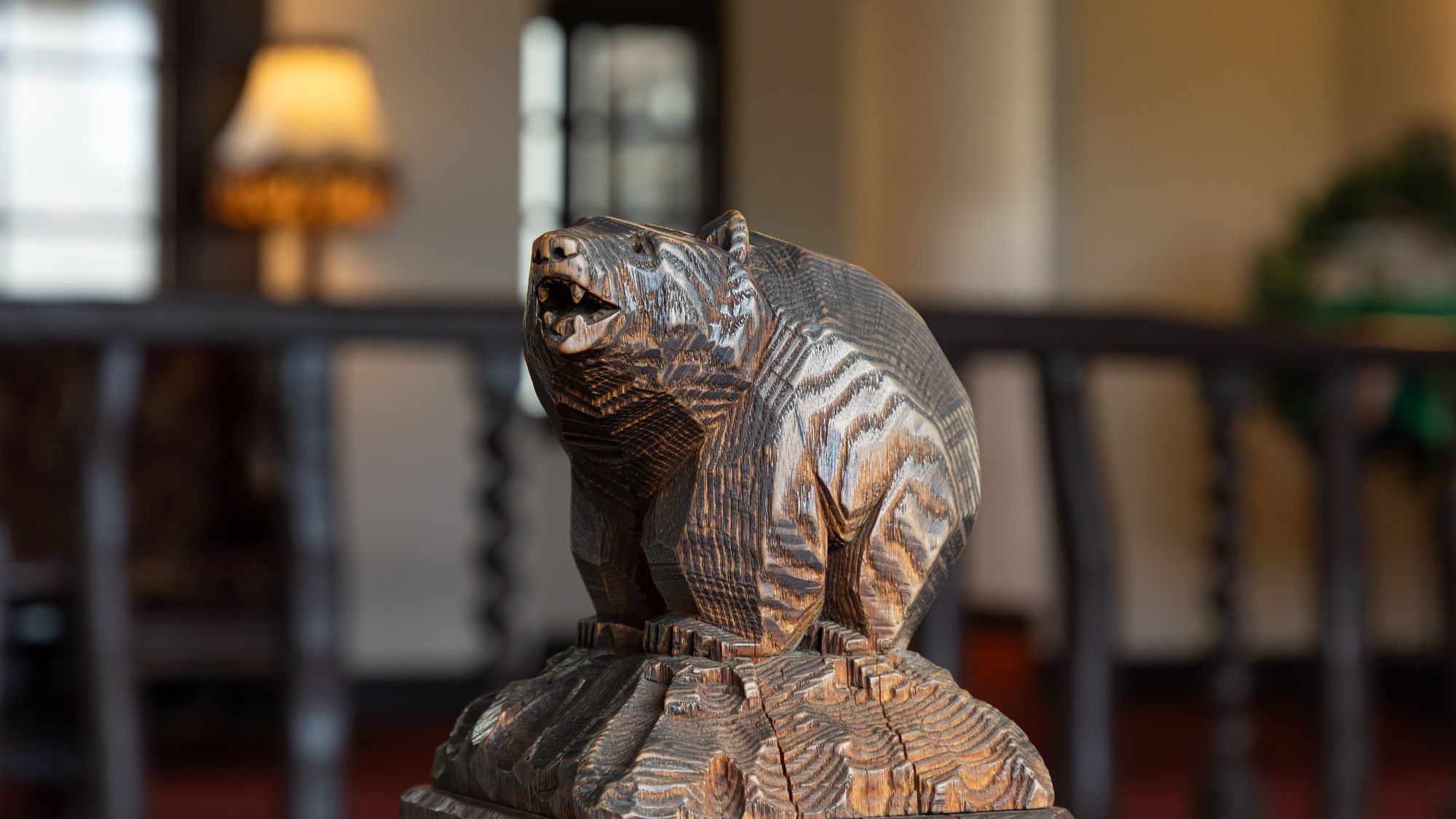 【八ヶ岳高原ヒュッテ】熊の彫り物