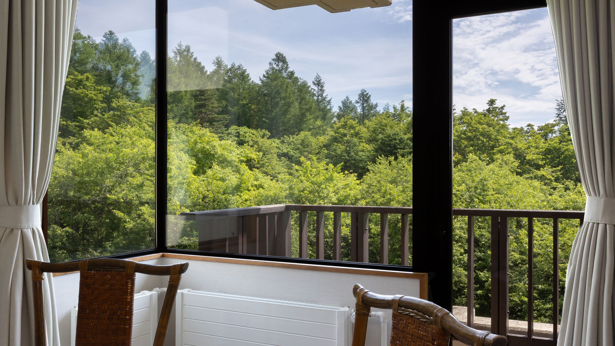 【中央館】スイートルーム  ／ 目の前に八ヶ岳高原の広大な森が広がります